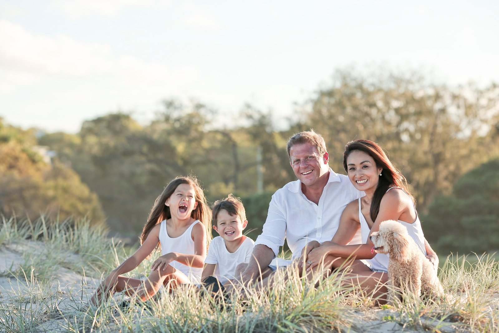 Familia Foto de familia que tiene seguro de Salud. Maguen Insurance Agency sirviendo a Texas puede ayudar a adquirir su póliza de seguro 832-438-7100